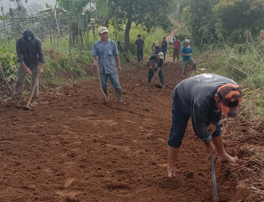 Kades dan Warga Ambarjaya Kerjabakti Pelebaran Jalan Wisata Curug Sawer