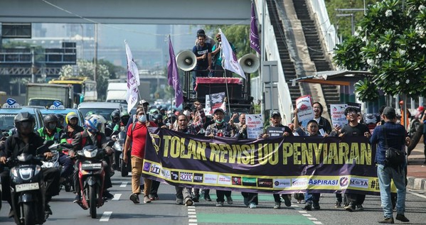 Sejumlah Jurnalis Massa Demo Tolak Revisi UU Penyiaran