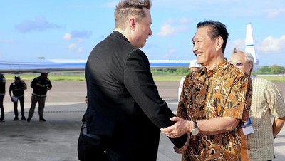 Menko Luhut Sambut Elon Musk di Bandara VVIP Bali