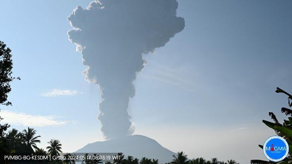 Gunung Ibu di Halmahera Erupsi, Tinggi Abu Vulkanik Capai 4 Km