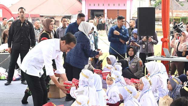 Jokowi Beri Bantuan ke Korban Banjir Bandang Sumbar