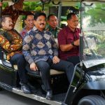 kapolri-dan-jaksa-agung-duduk-sebelahan-di-mobil-golf-saat-keluar-istana-dok-istimewa_169.