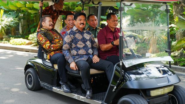 Moment Kapolri dan Jaksa Agung Duduk di Mobil Golf Saat Keluar Istana