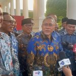 ketua-umum-ketum-pan-zulkifli-hasan-bersama-pengurus-pan-menemui-presiden-jokowi-di-istana-jumat-1052024-dok-istimewa-1_169.