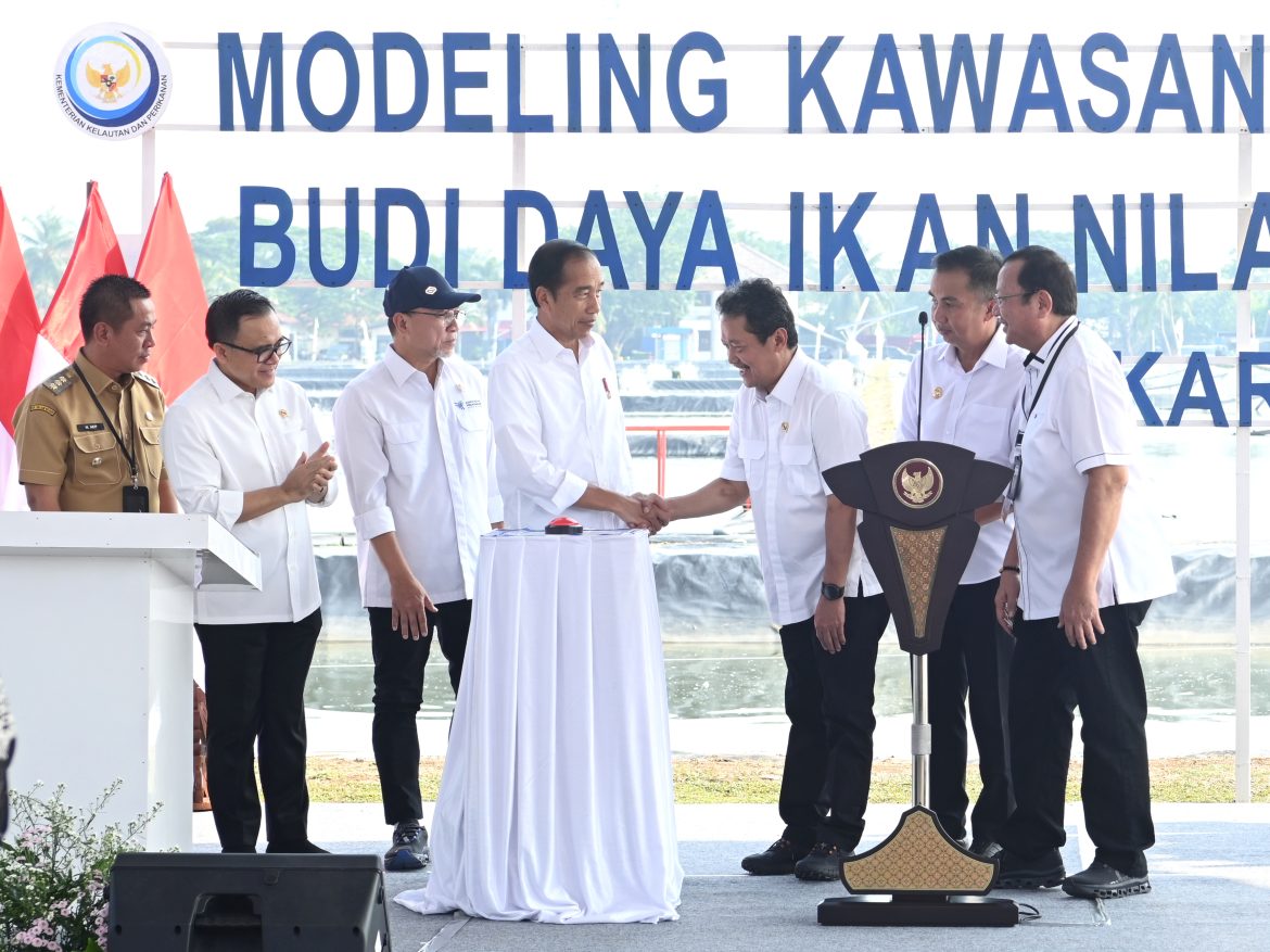 FOTO: Jokowi Resmikan Tambak Budidaya Nila di Karawang