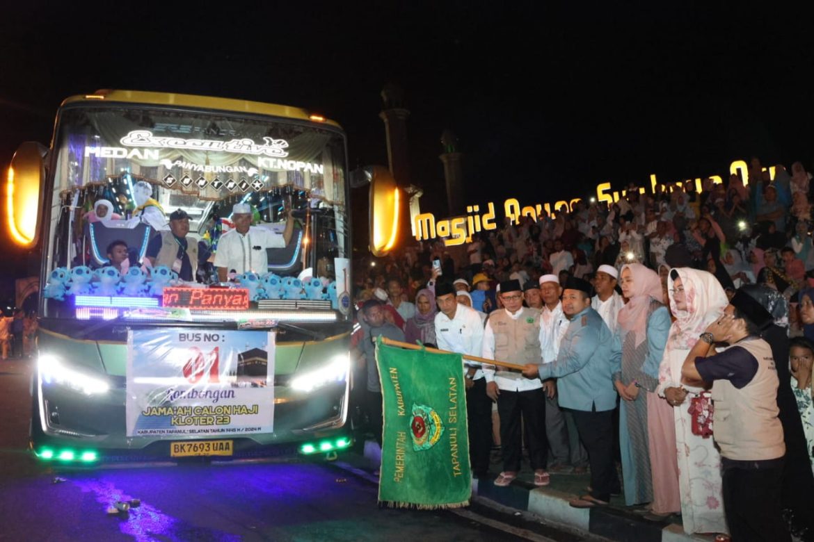 Bupati Didampingi Ketua TP-PKK Berangkatkan Calhaj dari Masjid Agung Syahrun Nur