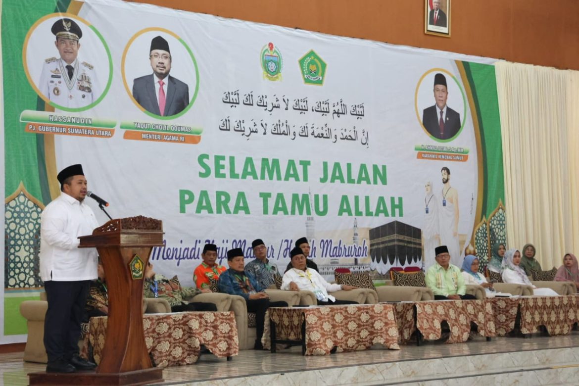 Bupati Tapsel Lepasan 222 Calhaj dari Asrama Haji Medan Menuju BKNIA