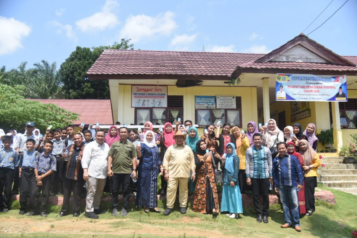 Peduli Dunia Pendidikan, Bupati Tapsel Kunjungi SMPN 3 Garonggang