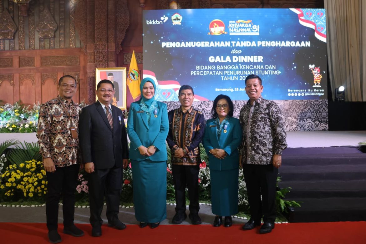 Bupati Tapsel dan Ketua TP-PKK Terimah Penghargaan MKK