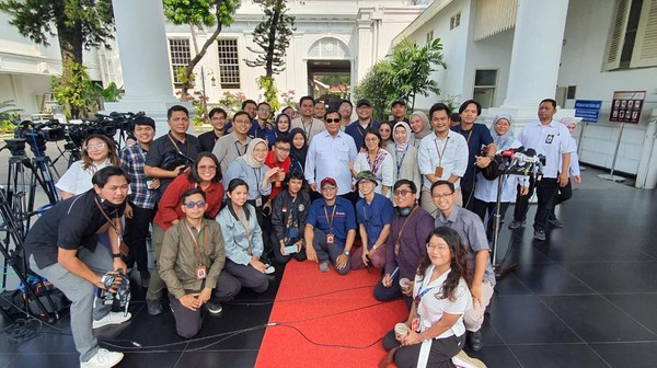 Momen Prabowo Foto Bersama Wartawan Istana