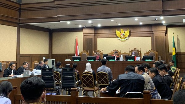 Putri SYL dan Sahroni NasDem Hadir ke Sidang