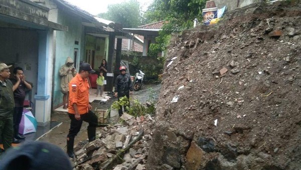 6 Rumah Warga Pamulang Rusak Tertimpa Atap Sekolah Ambruk