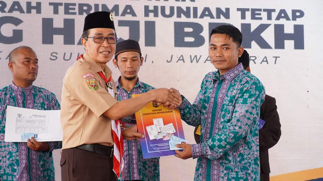 Sekda Sukabumi Serahkan Huntap Penyitas Pergerakan Tanah Nyalindung