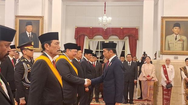 Jokowi Anugerahkan Tanda Jasa Kehormatan Medali ke Sejumlah Menteri dan Tokoh