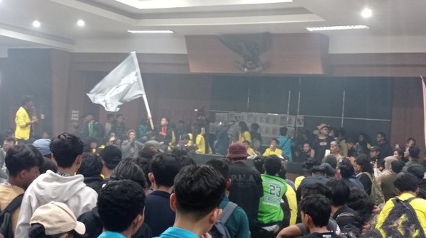 Massa Duduki Ruang Paripurna DPRD Kota Tasikmalaya