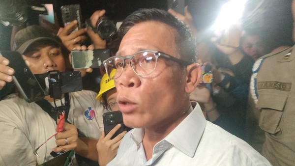 Anggota Fraksi PDIP Temui Massa di Depan DPR