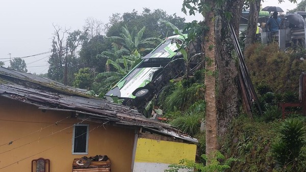 Bus Timpa Rumah Warga di Puncak Bogor