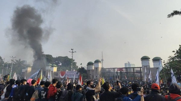 Demo RUU Pilkada Depan Gedung DPR RI Ricuh