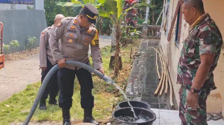 Kapolsek Bersama Koramil 2505 Kalipucang Berikan Bantuan Air Bersih