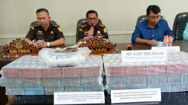 Kejari Karawang Terima Uang Rp 4,2M Pengembalian Kasus Korupsi Pupuk