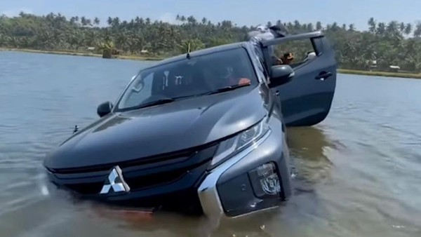 Mobil Bupati Bengkulu Selatan Terbawa Air Saat Tinjau Banjir