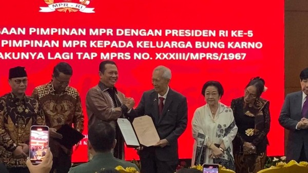 MPR Serahkan Surat Pencabutan TAP MPRS 33/1967 ke Keluarga Bung Karno