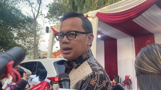 Gibran Duduk Paling Depan Saat Materi Pembekalan Menghadapi Awak Media