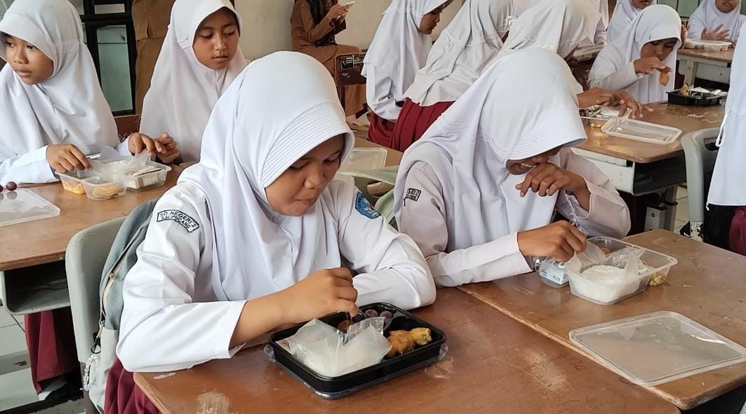 Tasyakuran DPC Gerindra Pangandaran Bagikan Nasi Kotak untuk Murid SD