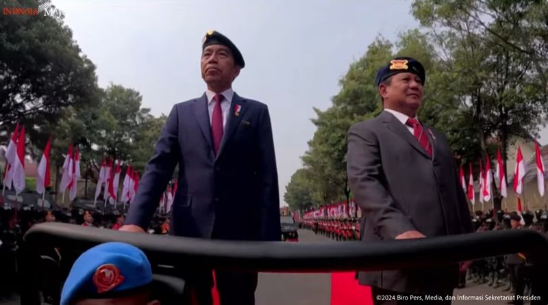 Jokowi Bareng Prabowo Naik Maung Cek Pasukan di Mako Brimob