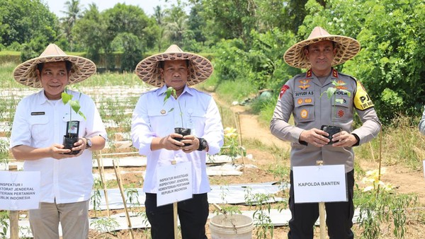 Polda Banten Bagikan Bantuan Benih-Alat Pertanian dari Kementan ke Warga