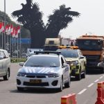 polisi-dan-angkasa-pura-ii-membersihkan-jalur-rute-tamu-vvip-di-kawasan-bandara-soekarno-hatta-mengarah-ke-tol_169