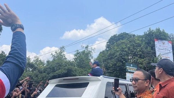 Prabowo Sapa Warga dari MV3 Garuda Limousine saat Tinggalkan Akmil