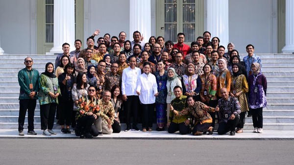 Jokowi dan Ibu Iriana Pamitan dengan Keluarga Besar Istana Jelang Purnatugas