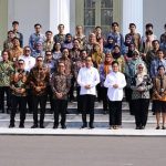 presiden-jokowi-dan-iriana-foto-bersama-pegawai-istana-hingga-wartawan-dok-setpres_169