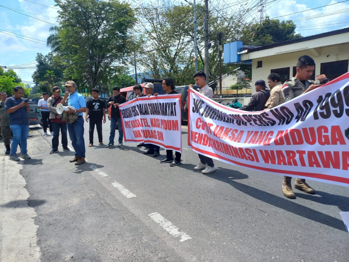 Puluhan Wartawan Gelar Aksi Unras di Depan Kejari Padangsidimpuan