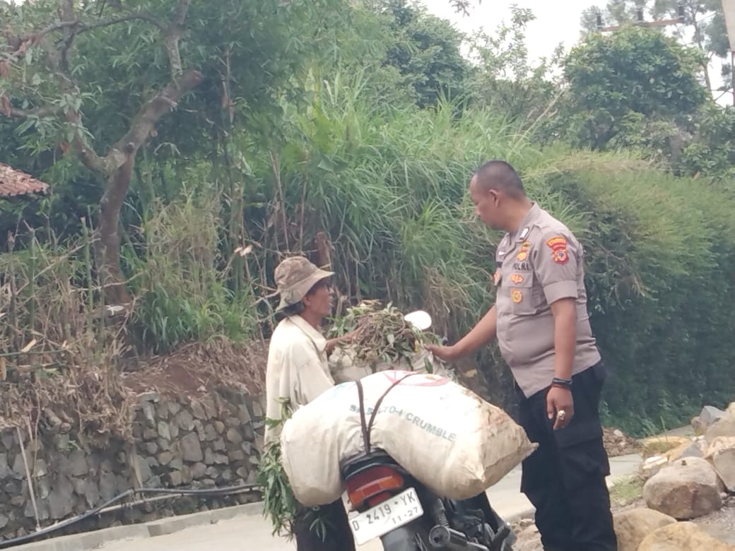 Bhabinkamtibmas Desa Mekarjaya Bantu Kakek yang Terjatuh dari Motor