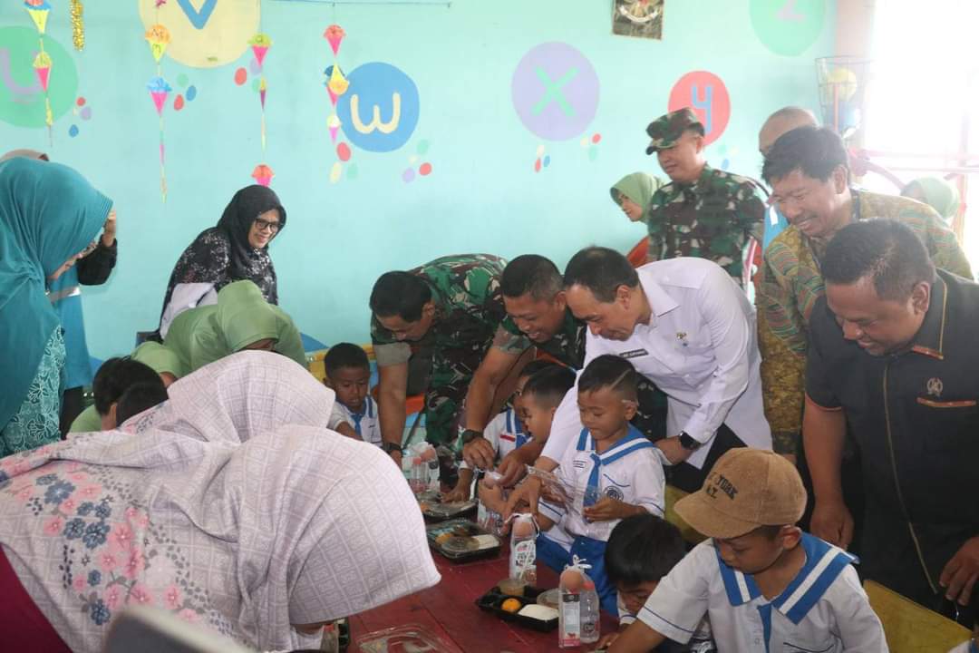 Sekda Dampingi Danrem 061/SK Kunker Makan Bergizi di Kebandungan