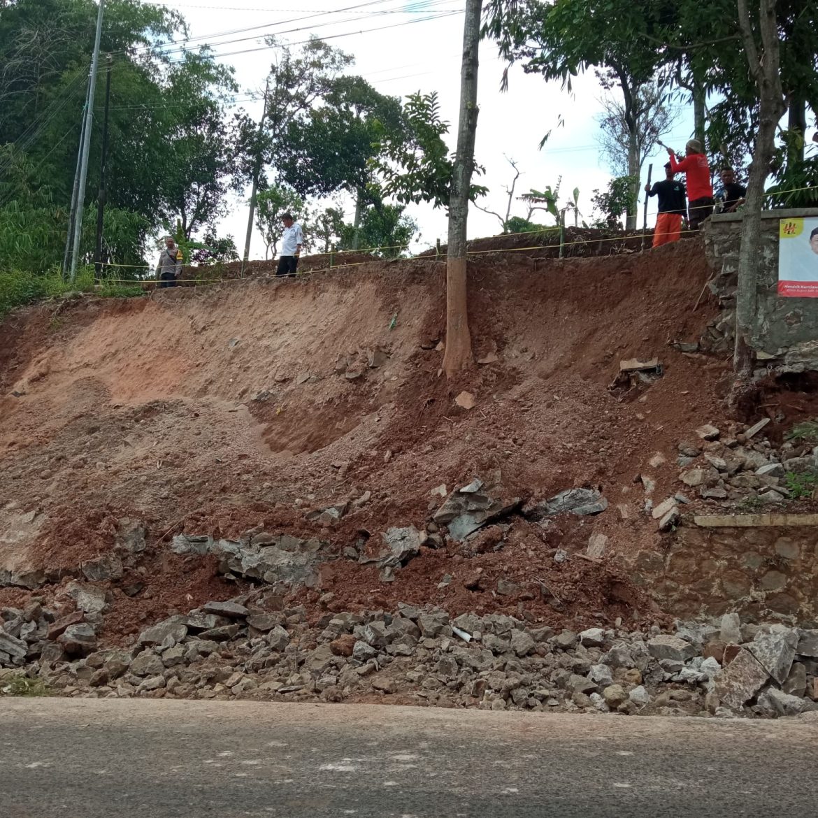 Akibat Hujan Deras Tebing TPT Setinggi 10 Meter Roboh