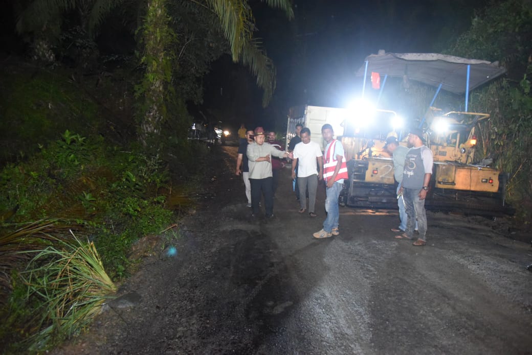 Bupati Tapsel Didampingi Kabid Bina Marga II Tinjau Pengaspalan Jalan di Angkola Selatan