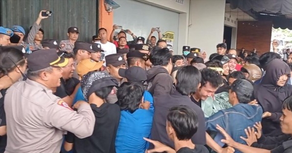 Massa Demo Ricuh di Bawaslu Kota Tasikmalaya