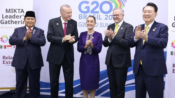 Prabowo Bertemu dan Foto Bersama Para Pemimpin MIKTA di Sela KTT G20 Brasil