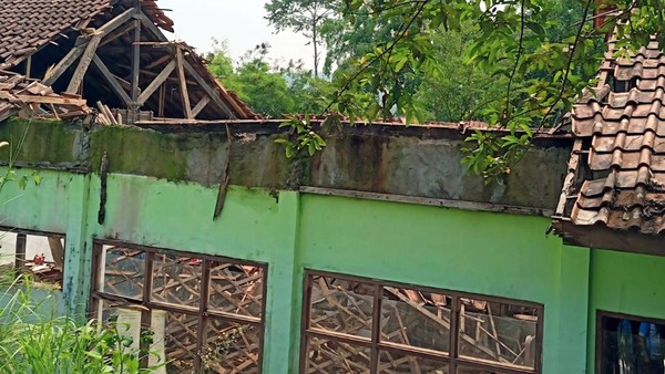 Ruang Kelas SDN 3 Cikidang Sukabumi Ambruk