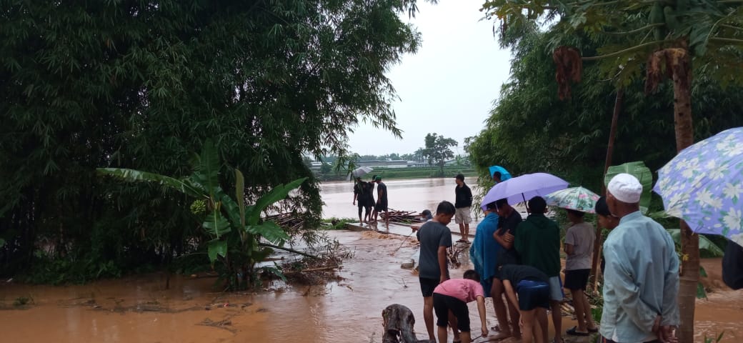 Dampak Hujan Deras Beberapa Lokasi Di Cimanggung Terendam Banjir