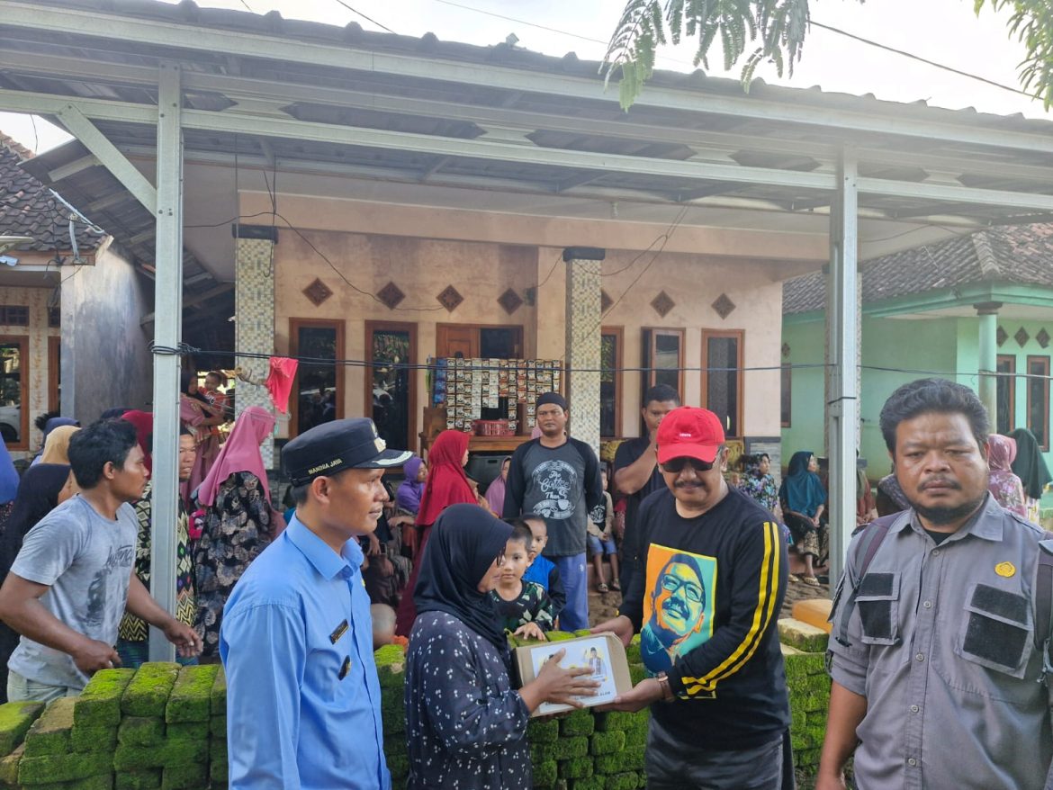 Bupati Sukabumi Terpilih Asep Japar Salurkan Bantuan untuk Korban Bencana di Kecamatan Ciemas