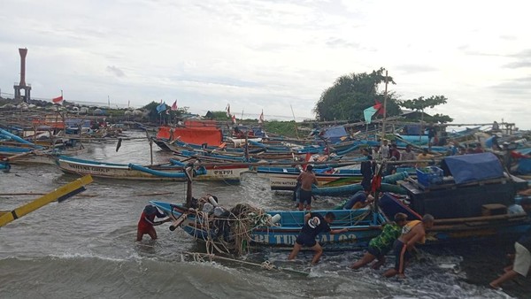 Perahu Nelayan di Pantai Selatan Tasik Karam Akibat Cuaca Buruk