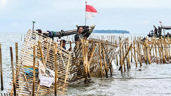 Pagar Laut di Tangerang Mulai Dibongkar