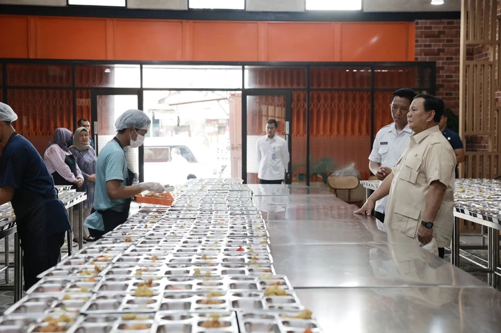 Prabowo Sidak Dapur Umum Makan Bergizi Gratis di Rawamangun