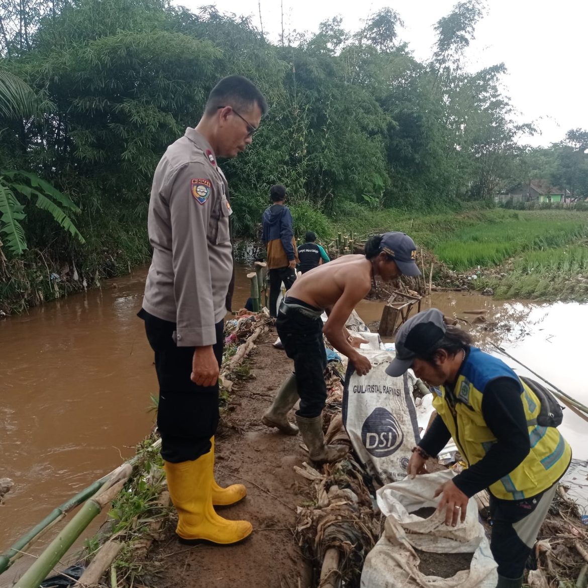 Bhabinkamtibmas Bersama Warga Gotong Royong Perbaiki Tanggul Sungai Cimande