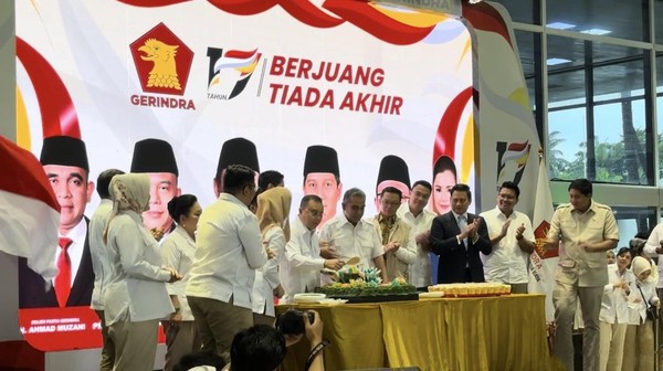 HUT Ke-17 Gerindra di Senayan, Dasco-Muzani Potong Tumpeng