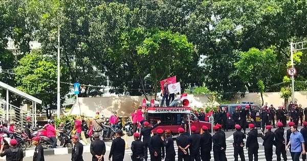 Kader PDIP Demo Depan KPK Saat Hasto Jalani Pemeriksaan sebagai Tersangka